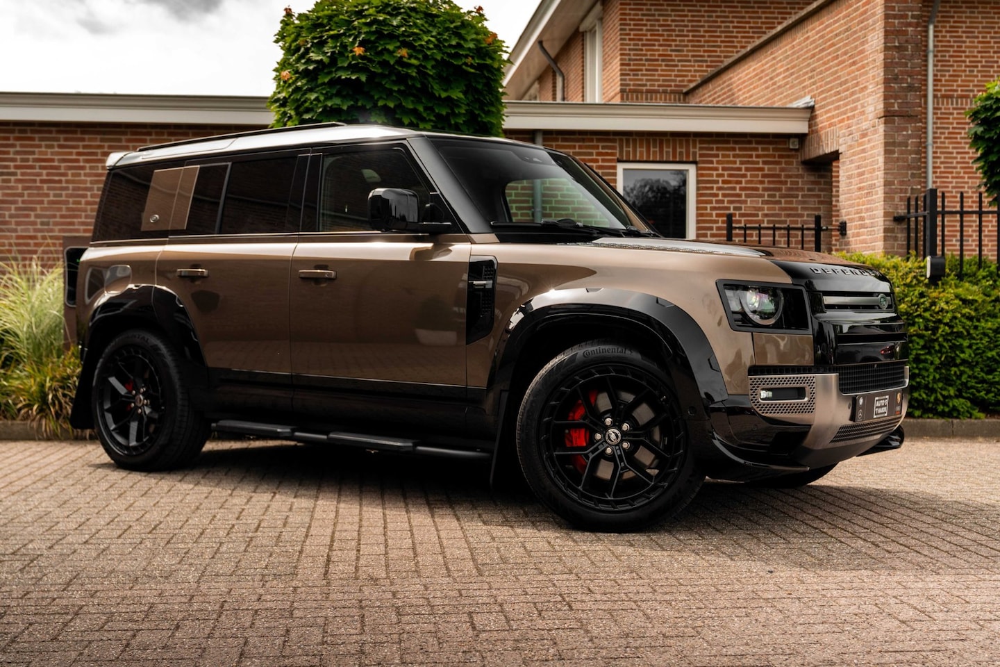 Land Rover Defender 110 - P400e 110 X-Dynamic 404 PK URBAN Luchtvering Trekhaak 360 Camera Meridian 22'' - AutoWereld.nl