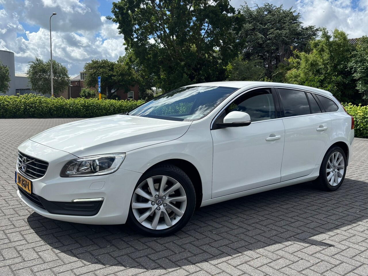 Volvo V60 - 2.0 T3 Nordic+ | Cruise control | Climate control | Stoel verwarming | - AutoWereld.nl