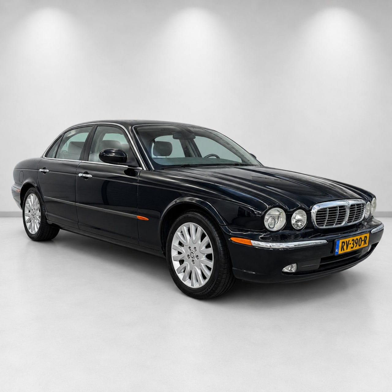Jaguar XJ - 4.2 V8 Executive 4.2 V8 Executive, navigatie, lichtmetaal, leder, airco, automaat, pdc, apk, cruise control - AutoWereld.nl