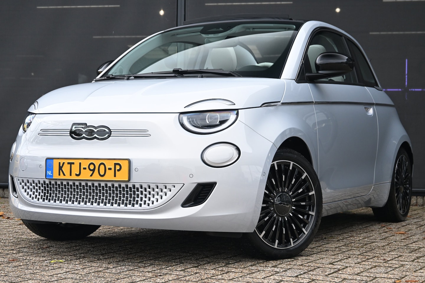 Fiat 500 C - La Prima 42 kWh DEMO-DEAL! Tot 8 Jaar Garantie! | JBL | Panoramadak | Vol-Leder | Adaptive - AutoWereld.nl