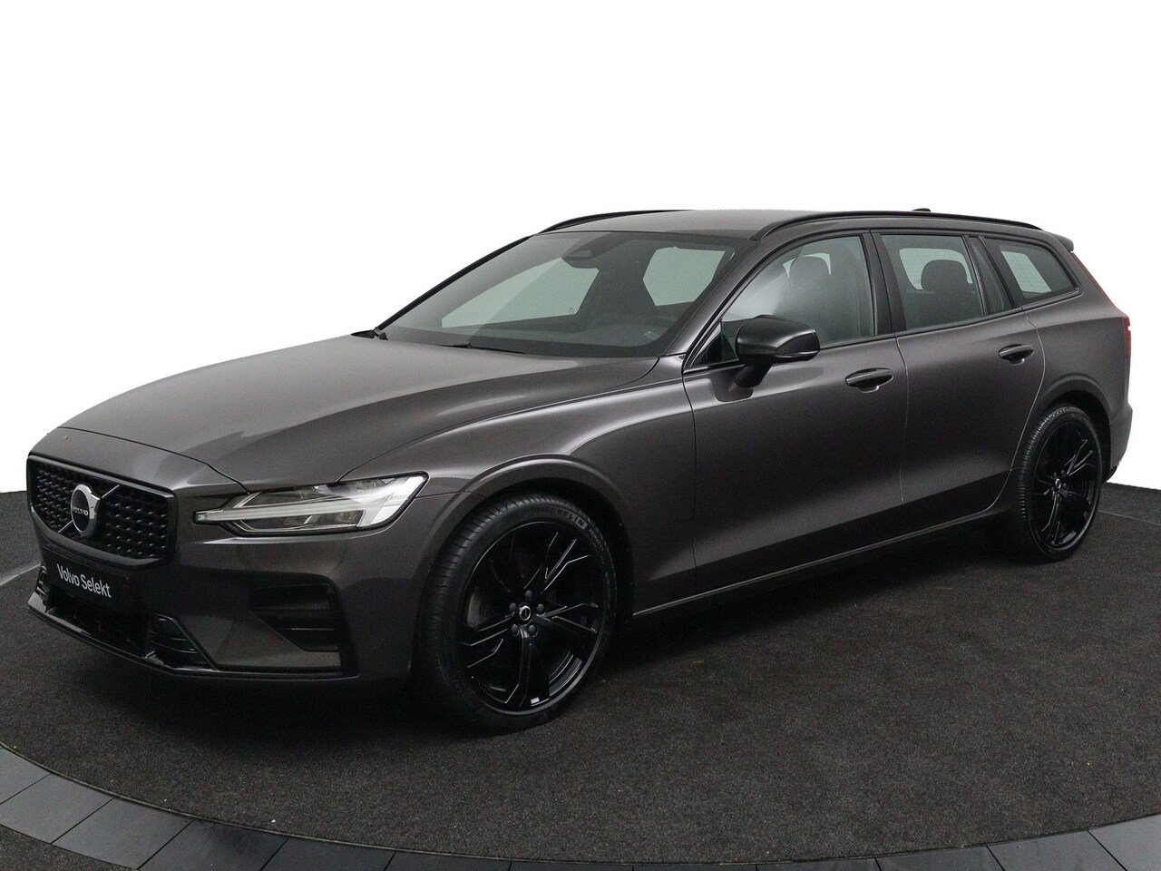 Volvo V60 - 2.0 B4 Plus Dark | Trekhaak | Sportstoelen | 19 Inch | Stoelverwarming | Keyless | Elek. S - AutoWereld.nl