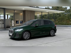 BMW 2-serie Active Tourer - 225e xDrive M Sport Automaat / Trekhaak / Panoramadak / Sportstoelen / Adaptieve LED / Har