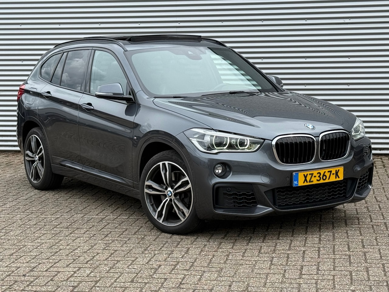 BMW X1 - SDrive20i High Executive Edition / Panorama / M PAKKET / HeadUp / LEER / VOLLE AUTO - AutoWereld.nl