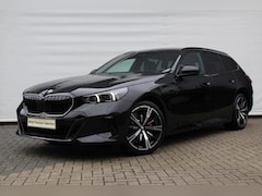 BMW 5-serie Touring - 520i M Sport Automaat / Trekhaak / Bowers & Wilkins / Adaptief onderstel professional / Ad
