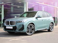 BMW iX1 - xDrive30 M Sport / Panoramadak / Sportstoelen / Achteruitrijcamera / Stoelverwarming / Get