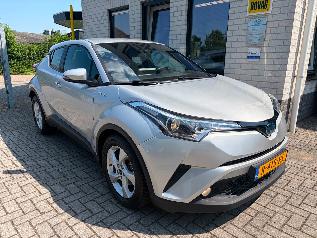 Toyota C-HR - 1.8 Hybrid Active / Cruise Controle / Camera / PDC V+A / Telefoon / Navigatie / Climate Co - AutoWereld.nl
