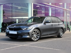 BMW 3-serie Touring - 318i Executive Sport Line Automaat / Trekhaak / Sportstoelen / Achteruitrijcamera / Live C