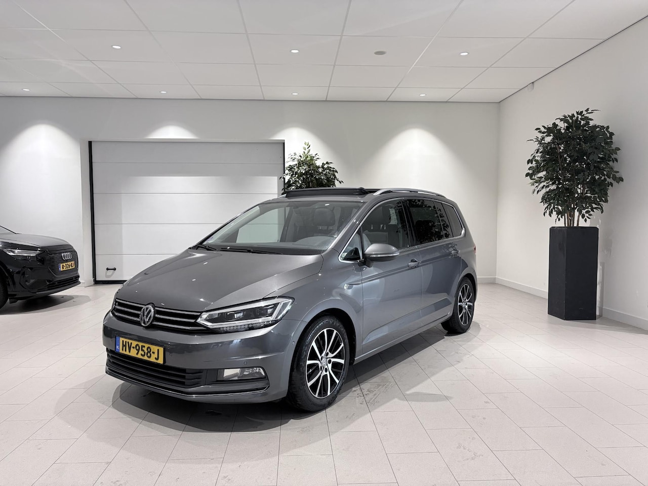 Volkswagen Touran - 1.4 TSI Highline | Carplay | Achteruitrijcamera | Panoramisch-schuifdak | Parkeersensoren - AutoWereld.nl