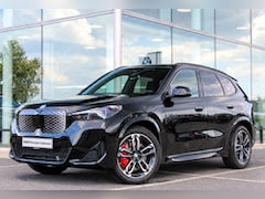 BMW iX1 - eDrive20 M Sport / Panoramadak / Trekhaak / Sportstoelen / Achteruitrijcamera / M Adaptief