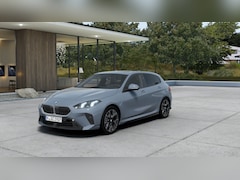 BMW 1-serie - 120 M Sport Automaat / Panoramadak / Achteruitrijcamera / Sportstoelen / M Adaptief onders