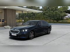 BMW i5 - eDrive40 M Sport / Panoramadak / Trekhaak / Parking Assistant Plus / Adaptieve LED / Comfo