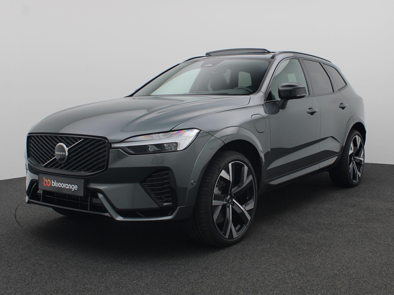 Volvo XC60 - 2.0 T6 Plug-in hybrid AWD Plus Dark 350PK Aut. Panoramadak, Trekhaak, Luchtvering, 22" LM - AutoWereld.nl