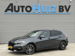 BMW 1-serie - 118i Sport Line Trekhaak LED PDC Carplay DAB 18 Inch Sportstoelen