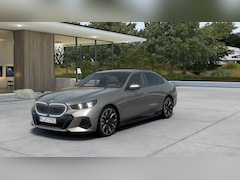 BMW 5-serie - 530e M Sport Automaat / Panoramadak / Trekhaak / Bowers & Wilkins / Comfortstoelen / Comfo