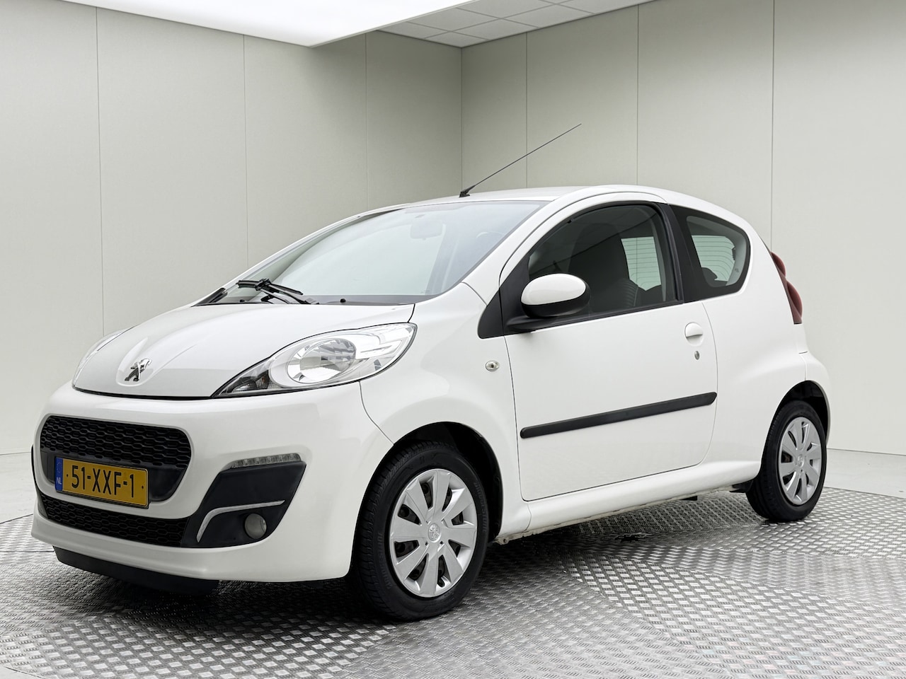 Peugeot 107 - 1.0 Active | Airco | Pdc achter | 2x elektr. ramen | Centrale deurvergrendeling | Radio cd - AutoWereld.nl