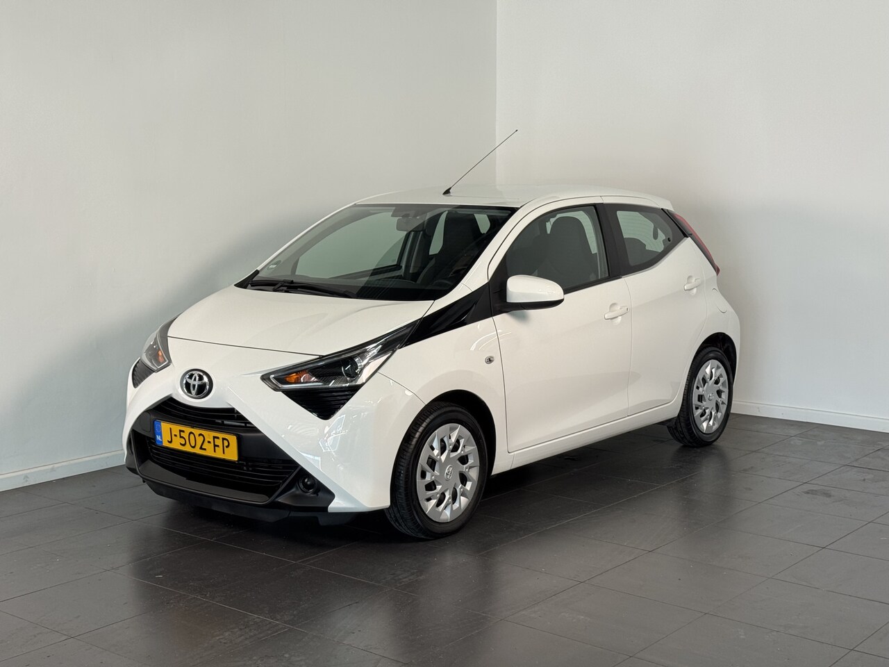 Toyota Aygo - 1.0 VVT-i x-play | CarPlay | Achteruitrijcamera | Ruben 24-10 - AutoWereld.nl