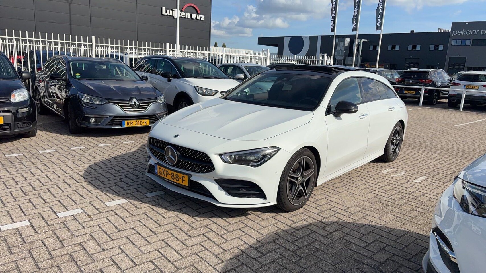 Mercedes-Benz CLA-klasse Shooting Brake - 220 Premium Plus | PANORAMADAK | AMG PAKKET | WIDESCREEN | SPORTSTOELEN | BURMESTER | MATR - AutoWereld.nl
