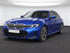 BMW 3-serie - 320i M Sport Automaat / Sportstoelen / Adaptieve LED / Achteruitrijcamera / M Sportonderst