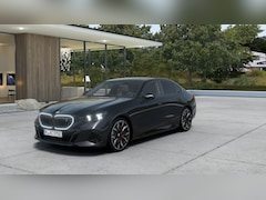 BMW i5 - eDrive40 M Sport / Panoramadak / Achteruitrijcamera / Adaptieve LED / Stoelventilatie / Co