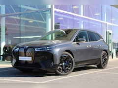 BMW iX - xDrive40 High Executive / Sportpakket / Panoramadak Sky Lounge / Trekhaak / Multifunctione