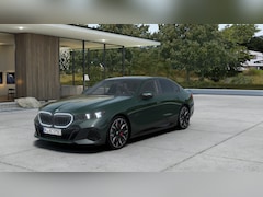 BMW 5-serie - 550e xDrive M Sport Automaat / Panoramadak / Trekhaak / Bowers & Wilkins / Adaptief onders