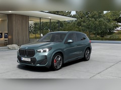 BMW X1 - xDrive30e M Sport Automaat / Panoramadak / Trekhaak / Sportstoelen / Head-Up / M Adaptief