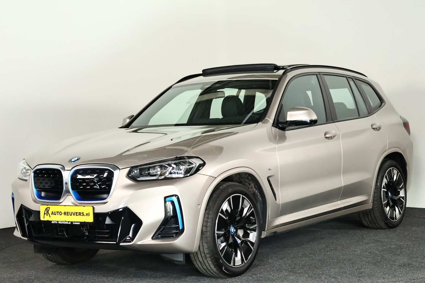 BMW iX3 - M Sport 80 kWh Panorama / Opendak / ACC / Carplay / 360 Cam / Head up / HK audio - AutoWereld.nl