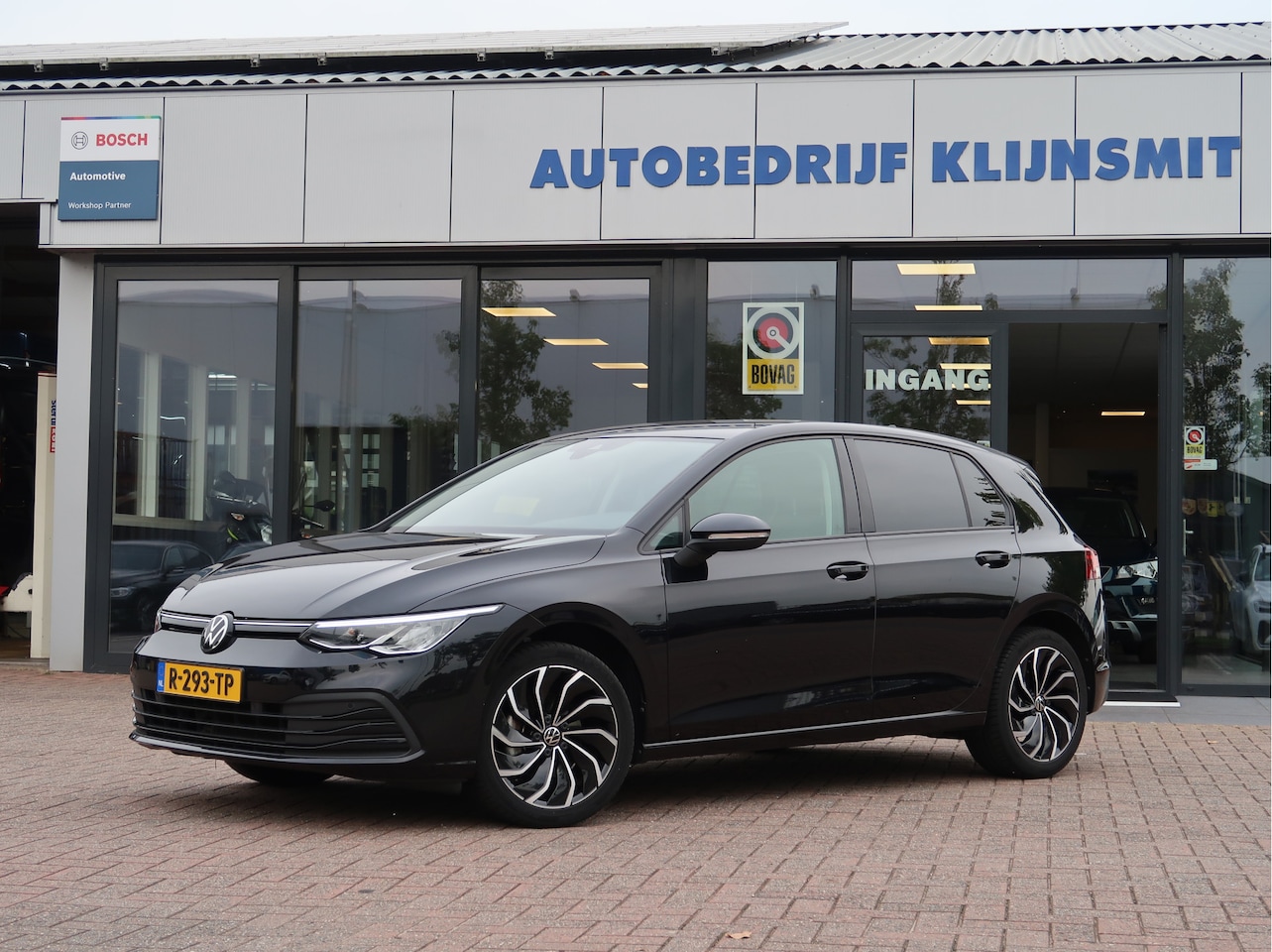 Volkswagen Golf - 1.0 TSI Life | Parkeersensoren | 17 Inch | Privacyglass - AutoWereld.nl