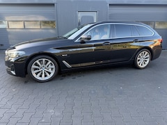BMW 5-serie Touring - 530e Business Edition Plus Leer, Trekhaak, Navi, Clima, 18Inch 1700kg trekken