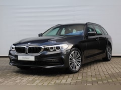 BMW 5-serie Touring - 520i Sport Line Automaat / Sportstoelen LED / Stuurverwarming / Navigatie Professional / S