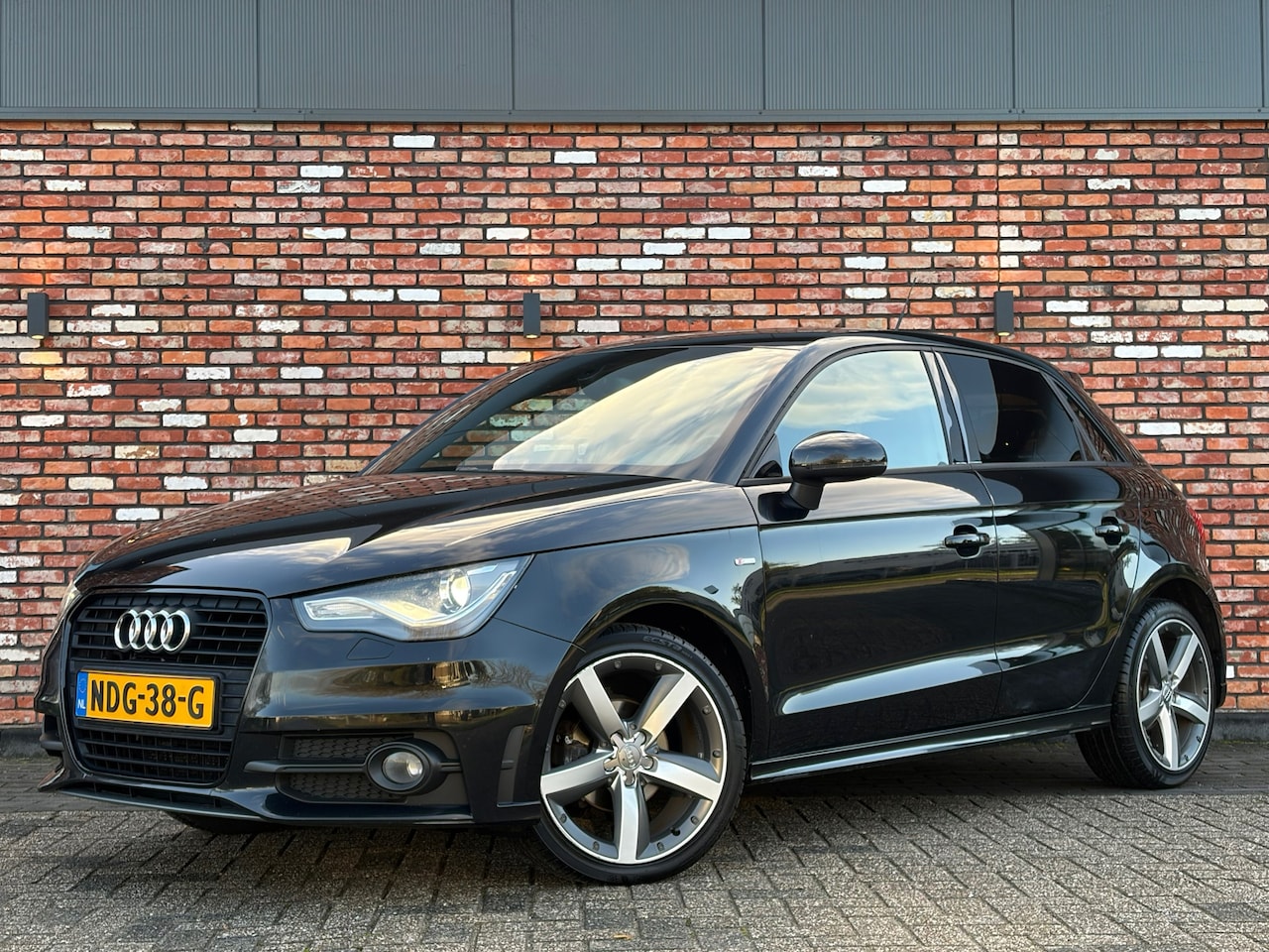 Audi A1 Sportback - 1.2 TFSI S-Line 5-Deurs Led Stoelverw Pdc Bluetooth Uitstraling! - AutoWereld.nl