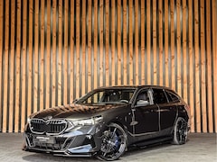 BMW 5-serie Touring - 550e xDrive 490PK M-Sport | BOWER AND WILKINS | 4 WIELBESTURING | TREKHAAK | HEAD-UP | PAN