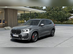 BMW X1 - xDrive25e M Sport Automaat / Panoramadak / Trekhaak / Sportstoelen / Achteruitrijcamera /