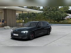 BMW 3-serie Touring - 330e xDrive M Sport Automaat / Panoramadak / Trekhaak / Sportstoelen / Adaptieve LED / Com