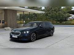BMW 5-serie Touring - 530e M Sport Automaat / Panoramadak / Trekhaak / Comfortstoelen / Comfort Access / Adaptie