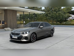 BMW i5 - eDrive40 M Sport / Panoramadak / Comfortstoelen / Parking Assistant Plus / Adaptieve LED /