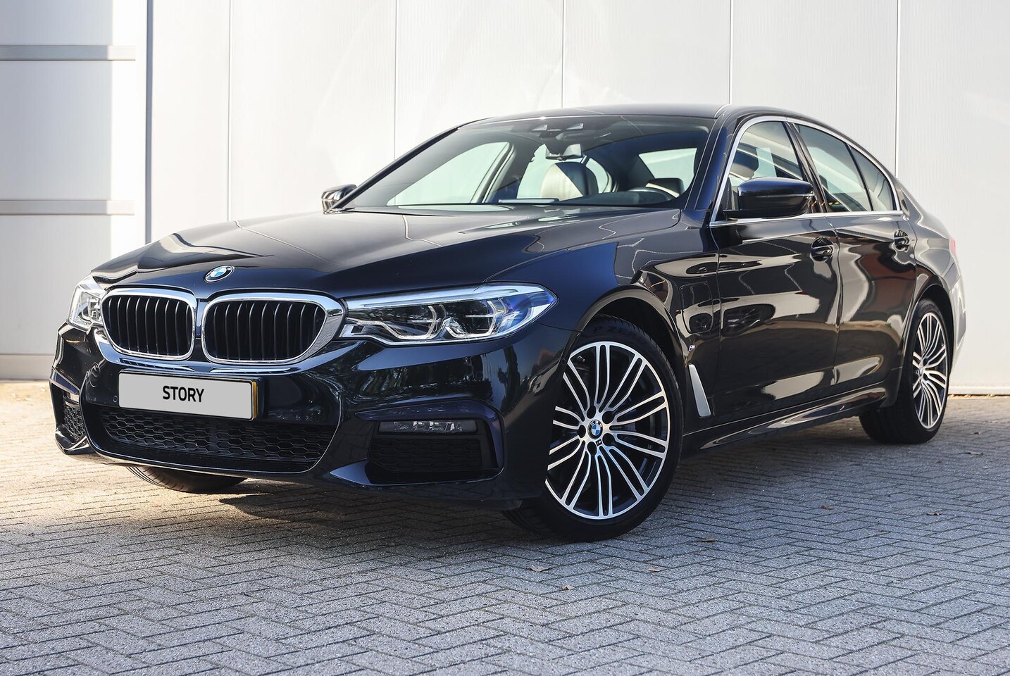 BMW 5-serie - 530e xDrive High executive M Sport Automaat / Comfortstoelen / Comfort Access / Achteruitr - AutoWereld.nl