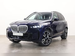 BMW X5 - xDrive50e M Sport Automaat / Panoramadak / Trekhaak / Sportstoelen / Soft-Close / Parking