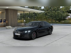 BMW i4 - eDrive40 M Sport / Comfort Access / Adaptieve LED / Parking Assistant Plus / Stoelverwarmi