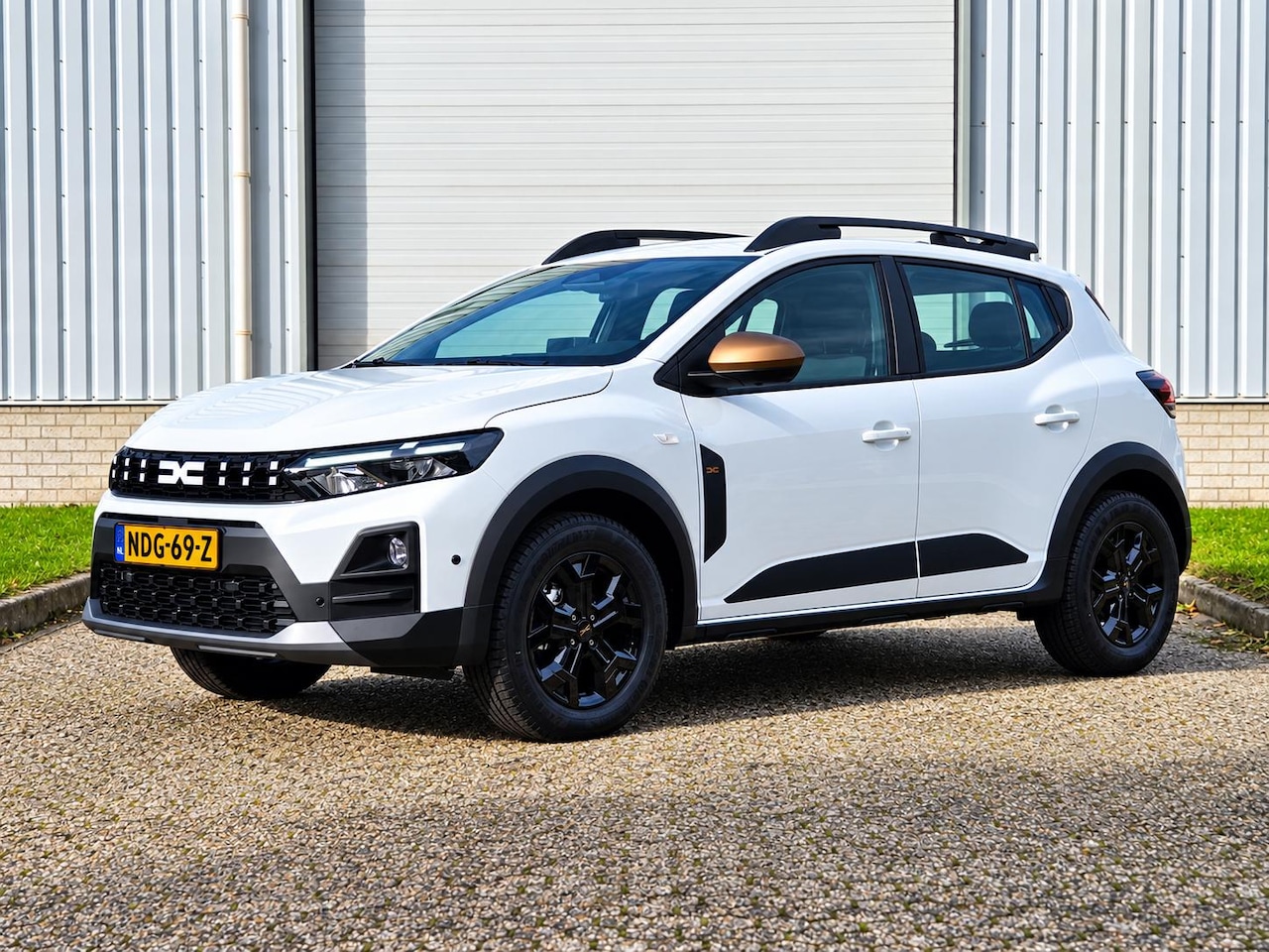 Dacia Sandero Stepway - 1.8 hybrid 155 extreme / 360 Camera / Dodehoekdetectie / Stoel & Stuurverwarming / Navigat - AutoWereld.nl
