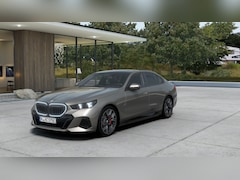 BMW 5-serie - 530e M Sport Automaat / Panoramadak / Trekhaak / Comfortstoelen / Adaptieve LED / Parking