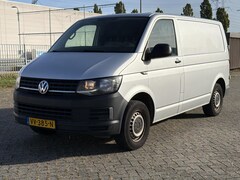 Volkswagen Transporter - 2.0 TDI L1H1 Highline | € 6.450, - NETTO | Cruise | Airco | Bijrijdersbank | Trekhaak |