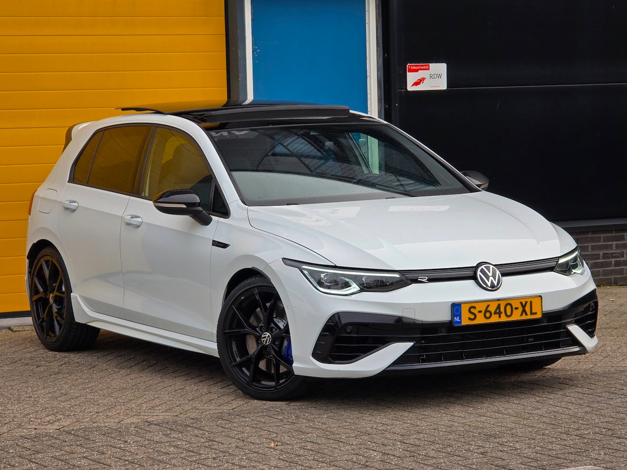 Volkswagen Golf - 2.0 TSI R 4Motion / 320 Pk / AKRAPOVIC / Camera / Acc / Navi / HK / Head Up / Open Panoram - AutoWereld.nl
