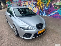 SEAT Leon - 1.6 geheel fr look dikke 19 inch velgen ijskoude airco stereo dik uitlaat geluid kanon inr