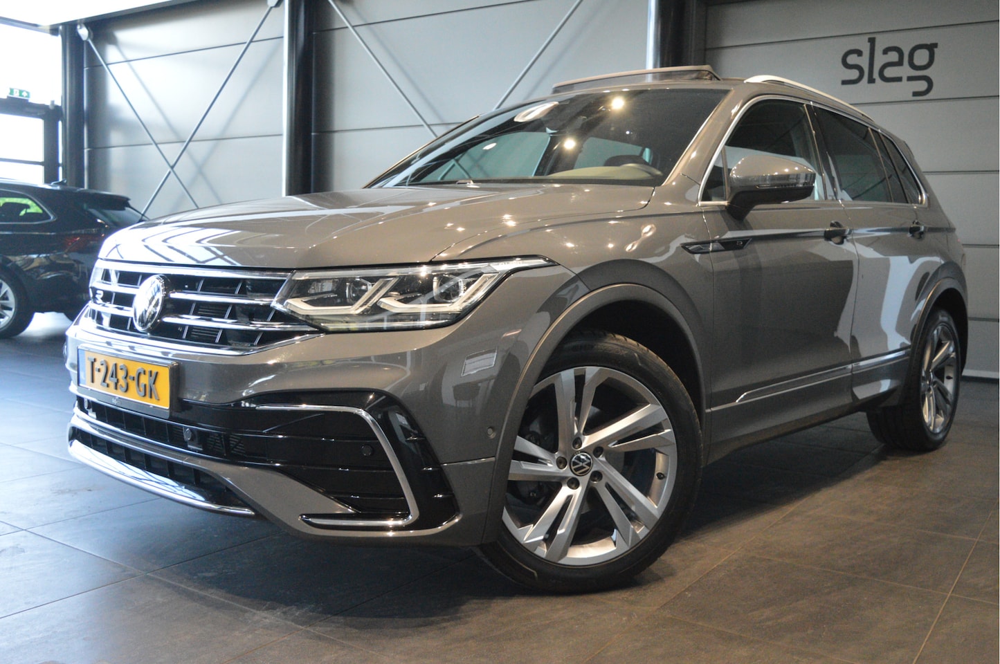 Volkswagen Tiguan - 1.5 TSI 2X R-LINE navi pano leer camera trekhaak 150 pk !! - AutoWereld.nl