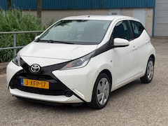 Toyota Aygo - 1.0 VVT-i x-play Grootscherm Airco Camera NAP 1 jaar APK