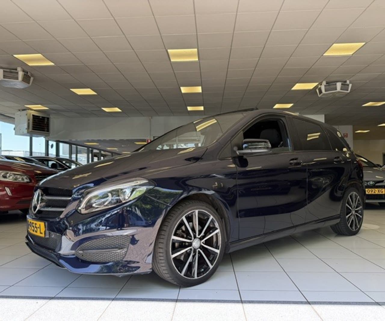 Mercedes-Benz B-klasse - 180 Ambition/Panoramadak/Automaat/Trekhaak/NAP/Cruise/Navi/Bluetooth - AutoWereld.nl
