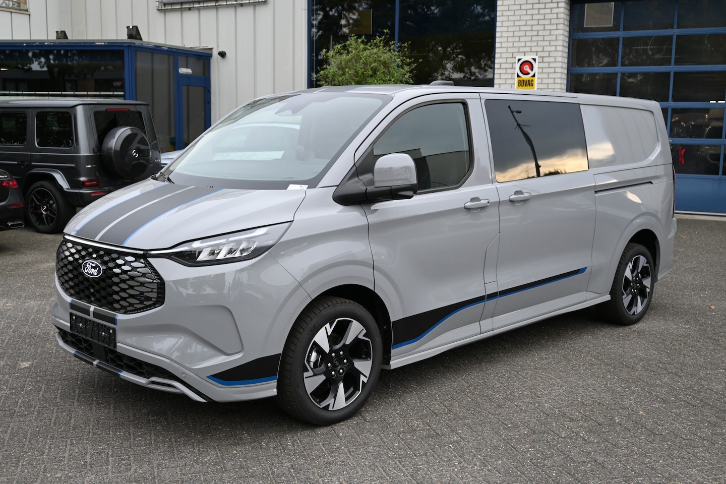 Ford Transit Custom - E-Transit Sport L2 DC 320 71 kWh Trekhaak elektrisch, 360 Camera, LED, ACC - AutoWereld.nl