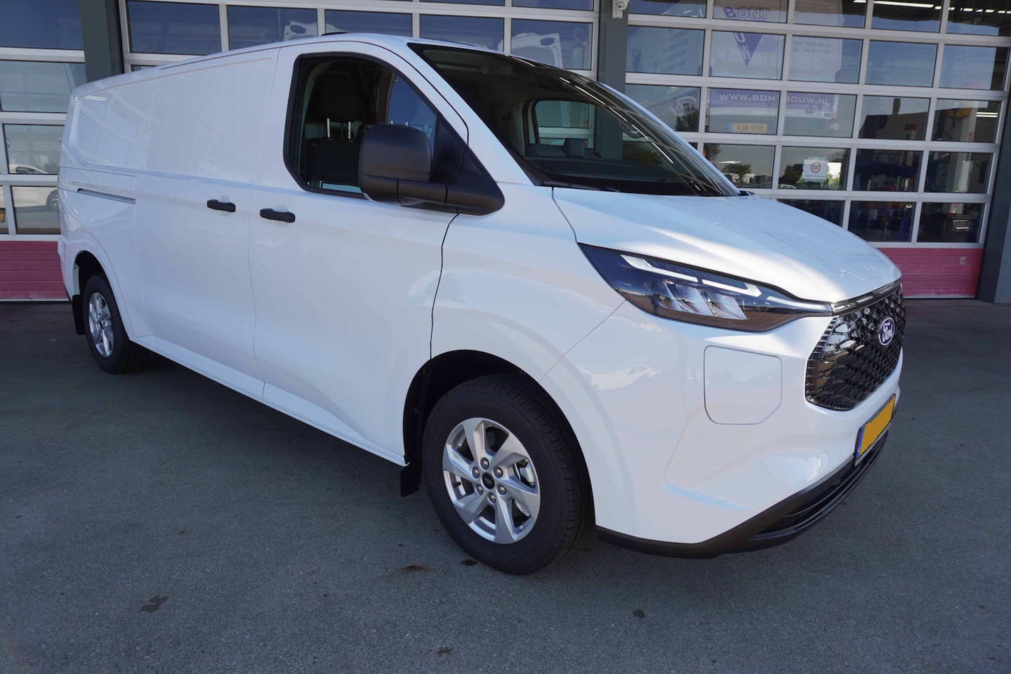 Ford Transit Custom - E-Transit 340 L2H1 Trend 71 kWh WLTP 370 km Automaat nr. V001 | Airco | Cruise | LM Velgen - AutoWereld.nl