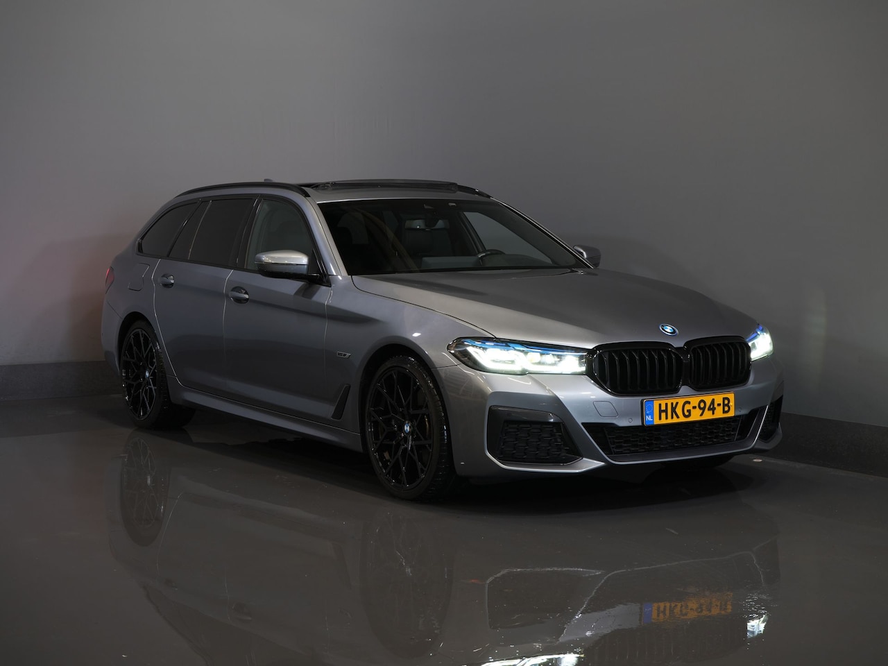 BMW 5-serie Touring - 530e Hybrid 292 pk/ M-Sport & Shadow pak/ Garantie/ Onderhoud/ Pano/ Laser/ HUD/ H&K/ Leer - AutoWereld.nl